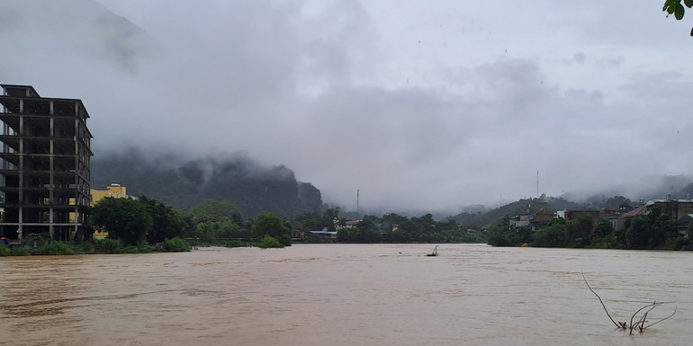 Mực nước sông Lô tiếp tục dâng cao. Mực nước sông Lô tiếp tục dâng cao.