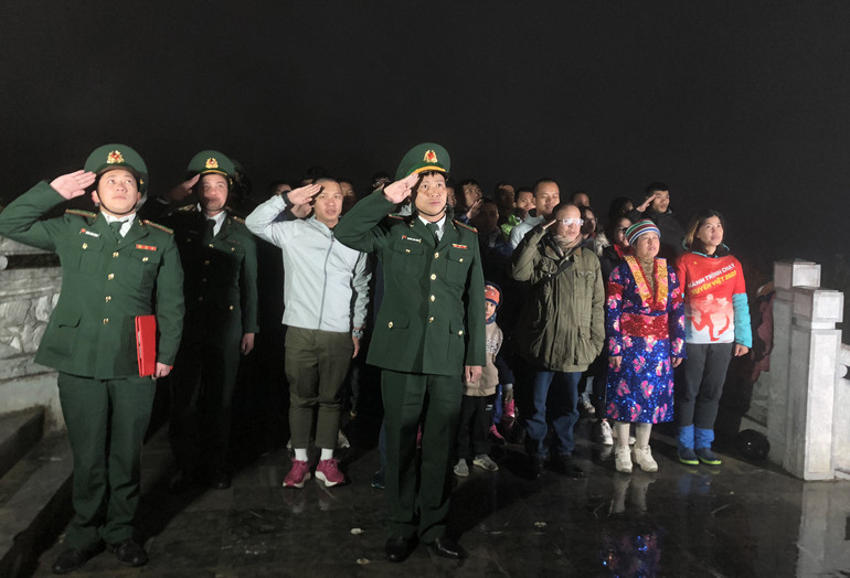 Các vận động viên tham gia Hành trình chạy bộ xuyên Việt tiến hành nghi thức Chào cờ Cột cờ Quốc gia Lũng Cú.