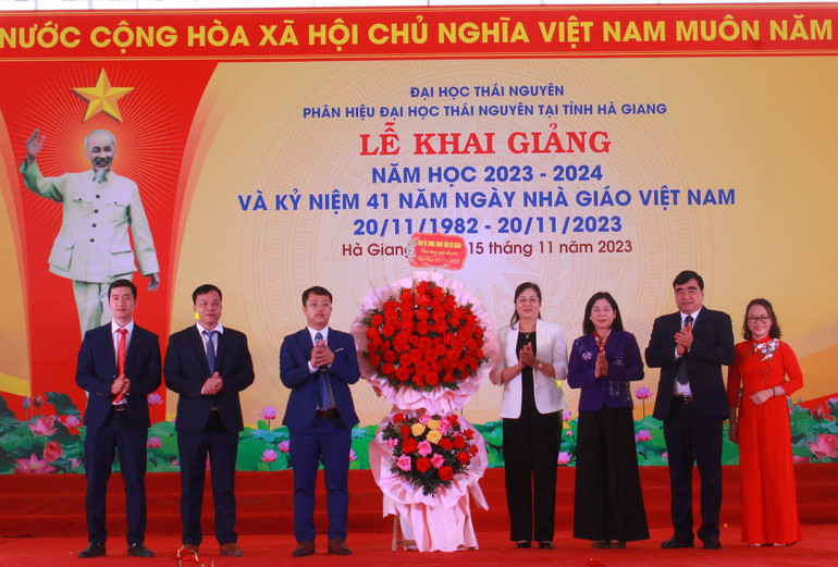 Lãnh đạo tỉnh Hà Giang tặng hoa chúc mừng Phân hiệu Đại học Thái Nguyên tại Hà Giang nhân dịp khai giảng năm học mới.