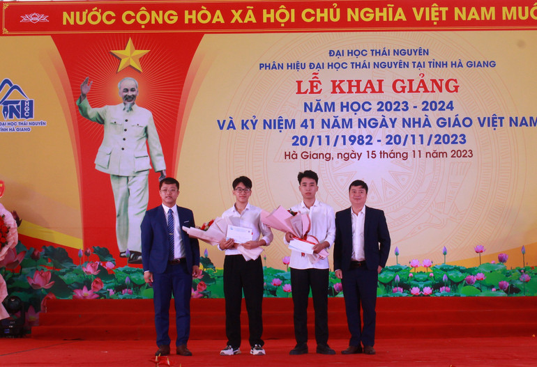 Lãnh đạo Phân hiệu Đại học Thái Nguyên tại Hà Giang vinh danh thủ khoa.