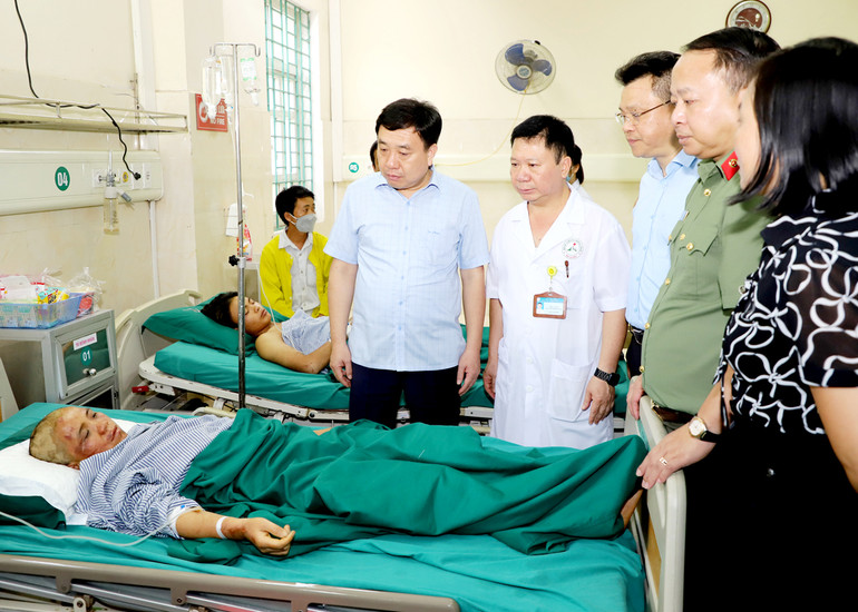 Quyền Bí thư Tỉnh ủy Hà Giang Nguyễn Mạnh Dũng thăm hỏi, động viên nạn nhân vụ sạt lở đất đang điều trị tại Bệnh viện đa khoa Hà Giang.