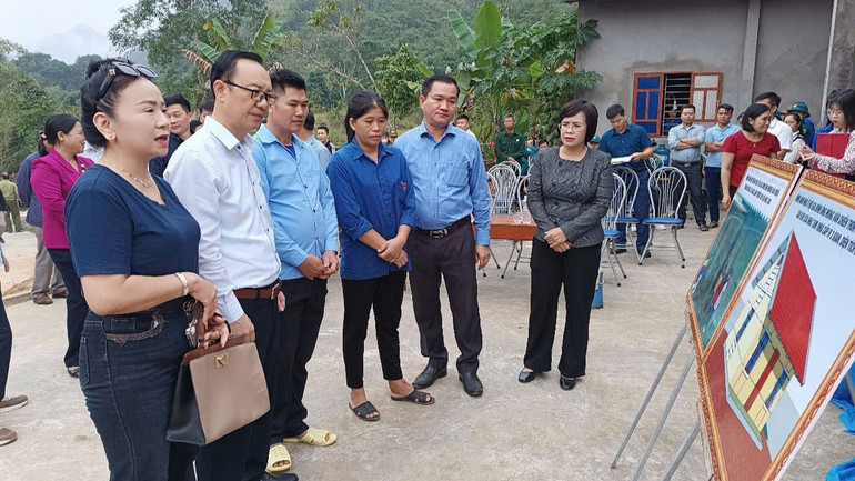 Các đồng chí lãnh đạo tỉnh Hà Giang, huyện Vị Xuyên xem mẫu thiết kế nhà mới của gia đình anh Mùng Văn Chiến.
