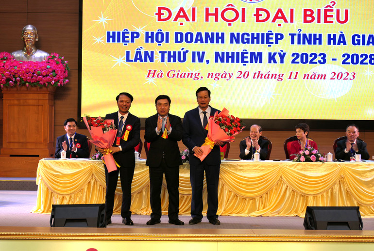 Quyền Bí thư Tỉnh ủy Hà Giang Nguyễn Mạnh Dũng tặng hoa chúc mừng các đồng chí được tôn vinh là Chủ tịch danh dự và được bầu là Chủ tịch Hiệp hội doanh nghiệp khóa mới.