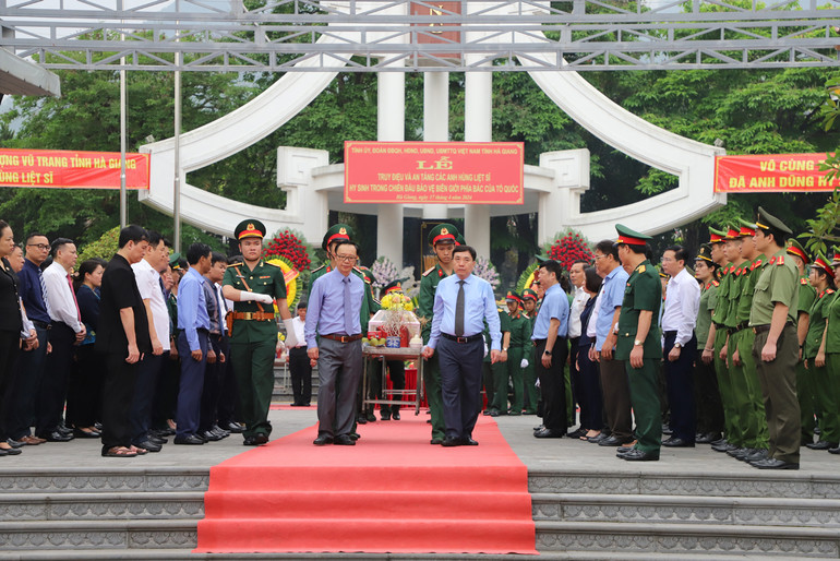 Các đồng chí lãnh đạo tỉnh Hà Giang thực hiện nghi thức an táng hài cốt liệt sĩ.