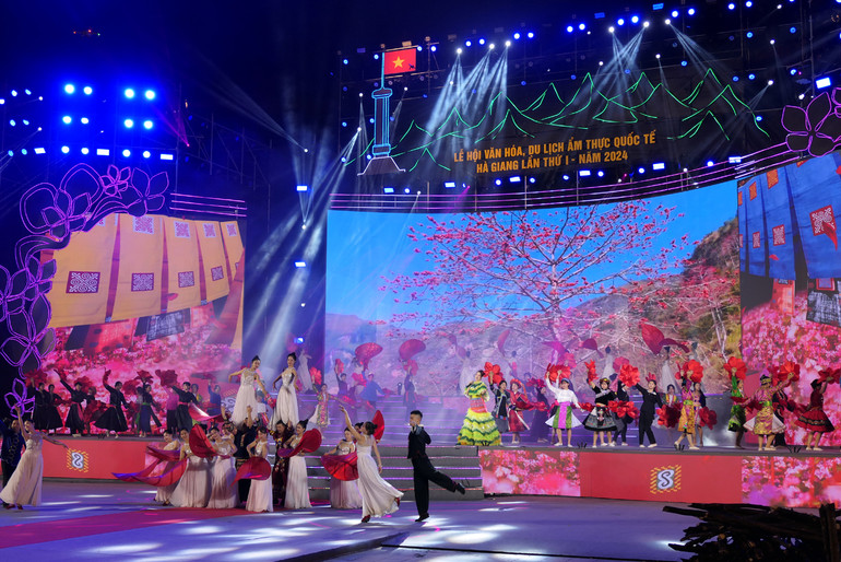 Chương trình nghệ thuật tại lễ khai mạc.