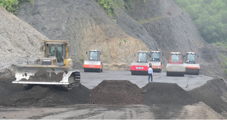 Các đơn vị thi công phấn đấu hoàn thành việc mở nền đường trước mùa mưa sang năm.