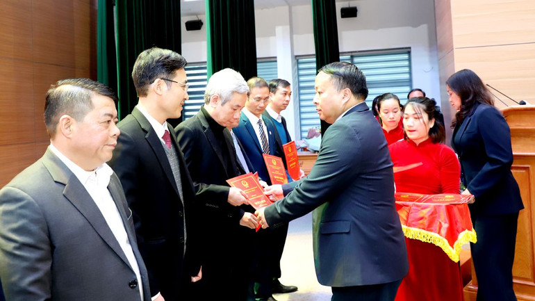 Các đồng chí lãnh đạo tỉnh Hà Giang trao quyết định bổ nhiệm chức vụ lãnh đạo cho lãnh đạo các sở, ngành.