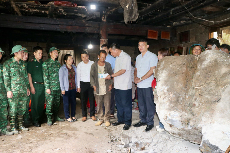 Bí thư Huyện ủy Đồng Văn Nguyễn Tiến Dũng đến thăm hỏi gia đình có người bị nạn. Bí thư Huyện ủy Đồng Văn Nguyễn Tiến Dũng đến thăm hỏi gia đình có người bị nạn.