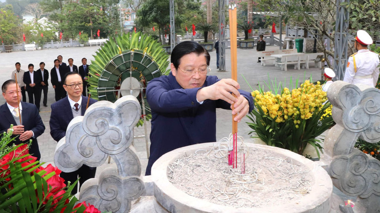 Đồng chí Phan Đình Trạc viếng Nghĩa trang liệt sĩ Vị Xuyên.