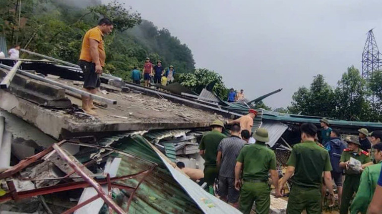 Các lực lượng chức năng đang hỗ trợ người dân khắc phục hậu quả trong vụ sạt lở đất tại Km52, Quốc lộ 2.