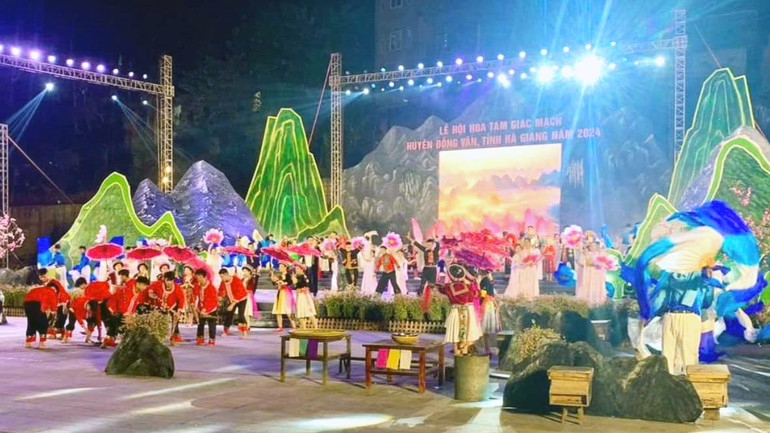 Tại lễ khai mạc đã diễn ra chương trình nghệ thuật chủ đề "Miền hoa thương nhớ". Tại lễ khai mạc đã diễn ra chương trình nghệ thuật chủ đề "Miền hoa thương nhớ".