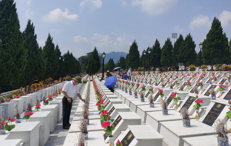 Người dân tỉnh Hà Giang thắp hương tưởng nhớ các Anh hùng Liệt sĩ tại Nghĩa trang Liệt sĩ Vị Xuyên.