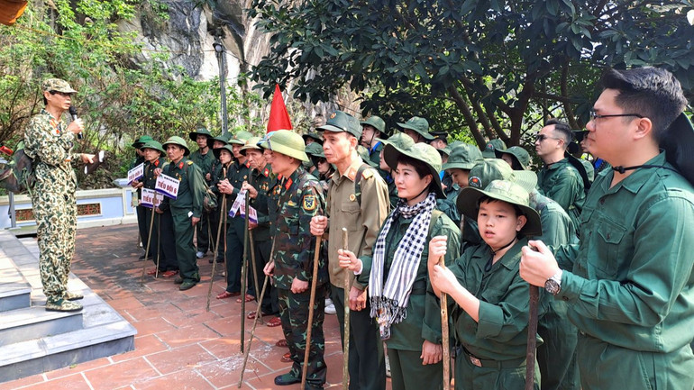 Mỗi điểm đến, du khách được nghe kể những câu chuyện về lòng dũng cảm, anh dũng hy sinh của quân và dân trong cuộc chiến đấu bảo vệ biên giới phía bắc.