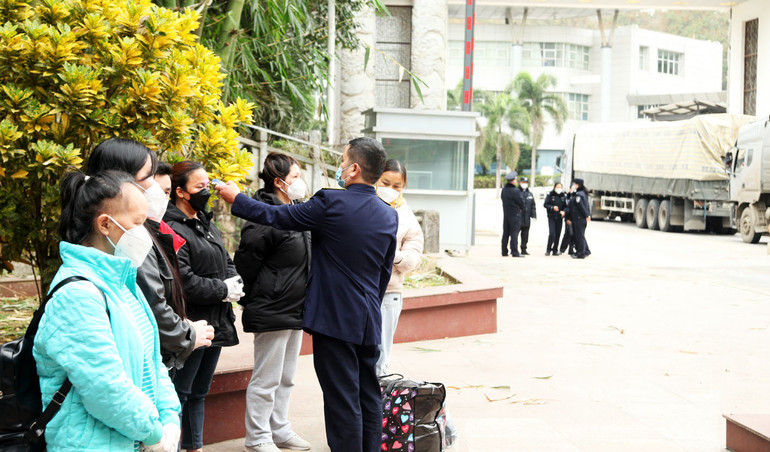 Đo thân nhiệt đối với người nhập cảnh vào Việt Nam qua Cửa khẩu Quốc tế Thanh Thủy.