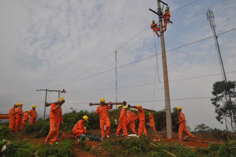 Ngành điện ưu tiên nguồn lực đầu tư kéo điện về các thôn vùng sâu, vùng xa của tỉnh Hà Giang. (Ảnh: My Ly)