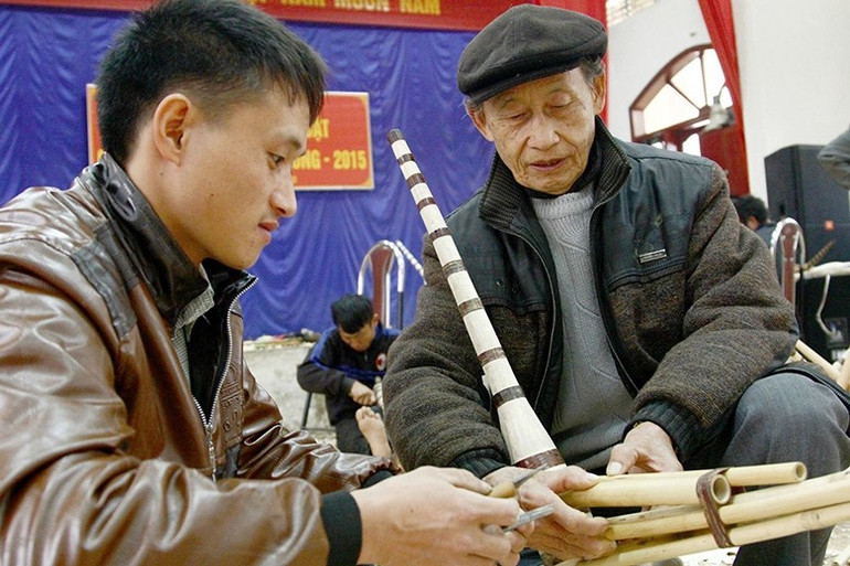 Nghệ nhân Ma Khái Sò, huyện Quản Bạ hướng dẫn thế hệ trẻ thổi khèn Mông. Nghệ nhân Ma Khái Sò, huyện Quản Bạ hướng dẫn thế hệ trẻ thổi khèn Mông.