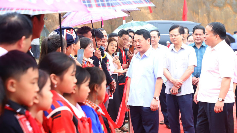 Đông đảo người dân huyện Hoàng Su Phì đến dự Lễ thông xe kỹ thuật đường Bắc Quang-Xín Mần (giai đoạn 1).