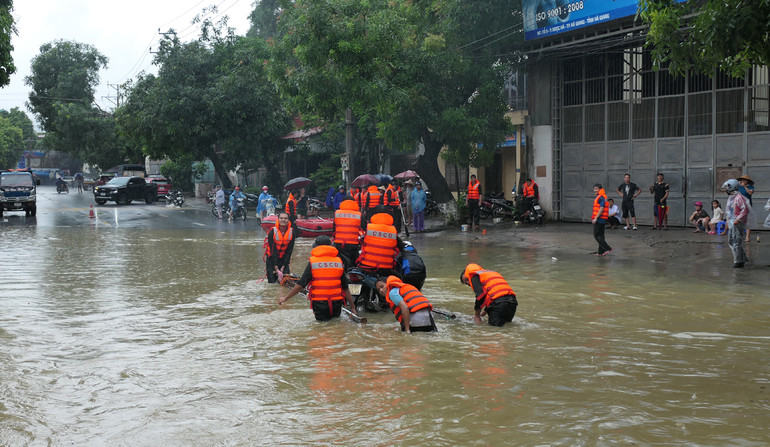 Lực lượng Công an, quân đội huy động lực lượng hỗ trợ nhân dân khắc phục hậu quả ngập lụt.