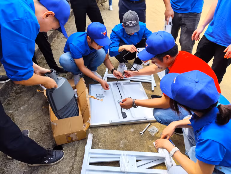 Lắp đặt đèn năng lượng mặt trời chiếu sáng làng quê.