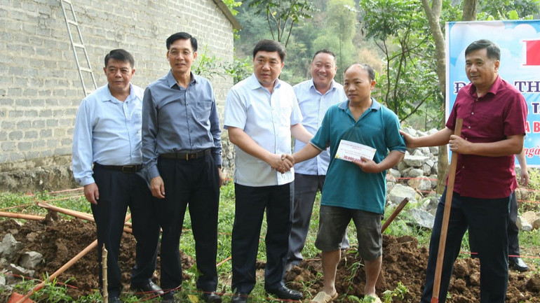 Quyền Bí thư Tỉnh ủy Hà Giang Nguyễn Mạnh Dũng tặng quà cho gia đình anh Hạng Mí Sử.