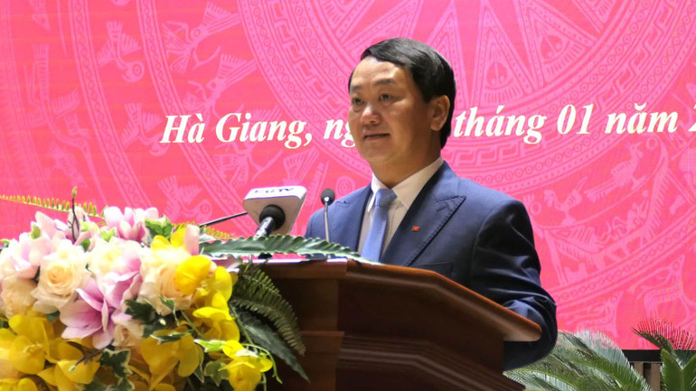 Đồng chí Hầu A Lềnh phát biểu nhận nhiệm vụ. Đồng chí Hầu A Lềnh phát biểu nhận nhiệm vụ.