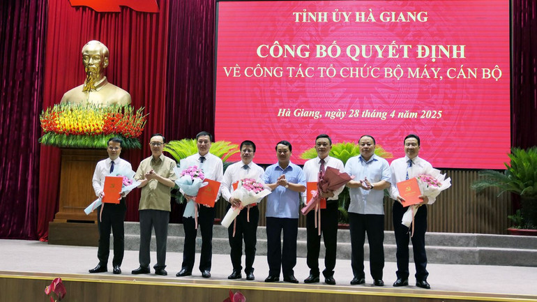 Lãnh đạo tỉnh trao các quyết định bổ nhiệm cán bộ cho Báo Hà Giang.