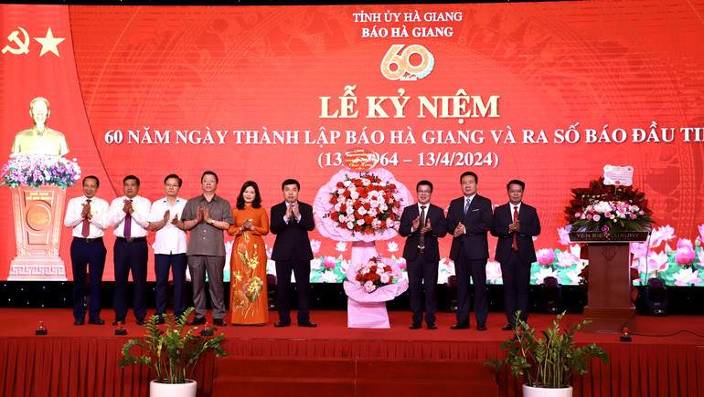 Các đồng chí lãnh đạo tỉnh Hà Giang tặng hoa chúc mừng Báo Hà Giang.