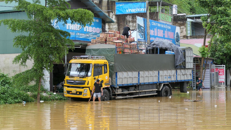 Người dân xã Phương Thiện, thành phố Hà Giang di dời đồ đạc đến nơi an toàn.