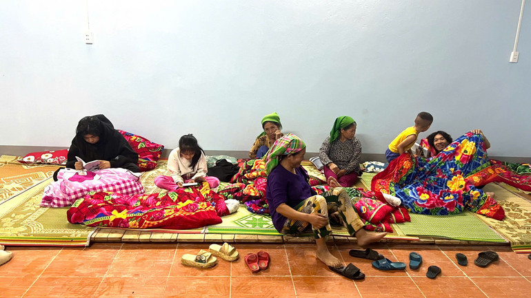 Các hộ dân được di dời đến nơi ở tạm an toàn. Các hộ dân được di dời đến nơi ở tạm an toàn.