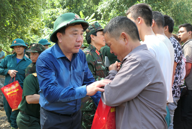 Quyền Bí thư Tỉnh ủy Hà Giang Nguyễn Mạnh Dũng chia sẻ, động viên ông Vàng Chẩn Lù, thôn Đồng Tâm, xã Yên Thành, huyện Quang Bình bị mất nhà do mưa lũ.