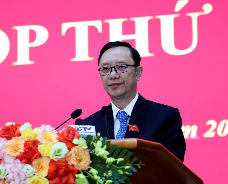 Chủ tịch Hội đồng nhân dân tỉnh Hà Giang Thào Hồng Sơn phát biểu khai mạc kỳ họp.