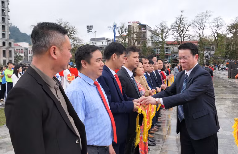 Lãnh đạo tỉnh Hà Giang trao cờ lưu niệm cho các đoàn tham dự Hội khỏe Phù Đổng lần thứ 9. Lãnh đạo tỉnh Hà Giang trao cờ lưu niệm cho các đoàn tham dự Hội khỏe Phù Đổng lần thứ 9.