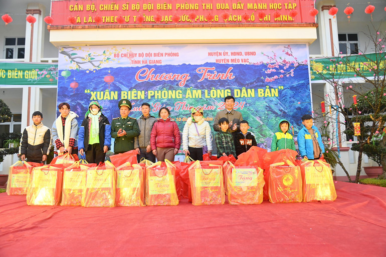 Lãnh đạo Biên phòng Hà Giang và các nhà hảo tâm tặng quà cho người dân xã Sơn Vĩ.