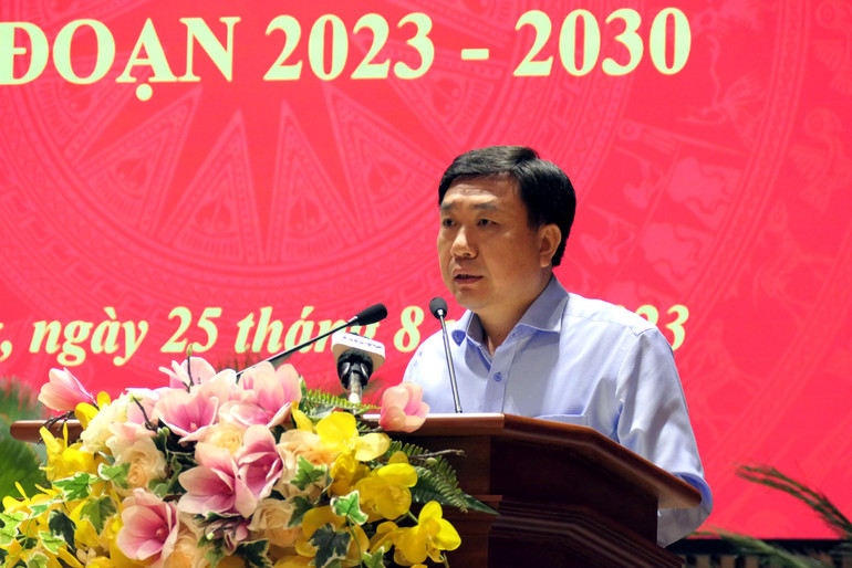 Đồng chí Nguyễn Mạnh Dũng, Quyền Bí thư Tỉnh ủy Hà Giang phát biểu tại hội nghị.