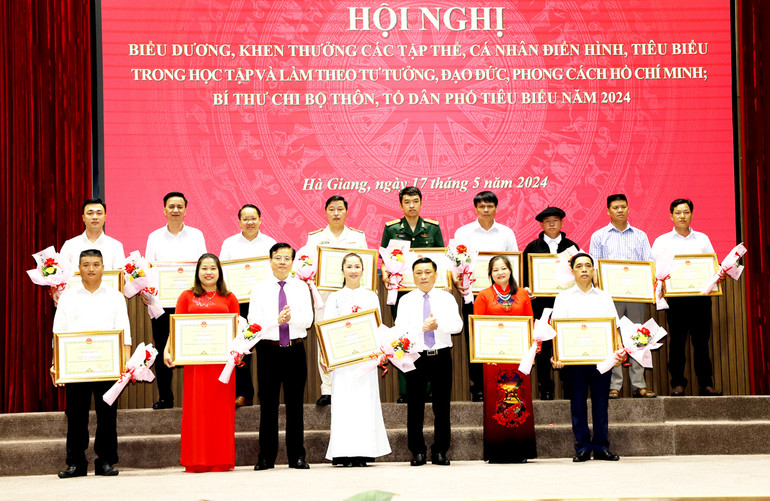 Các tập thể, cá nhận được nhận bằng khen của Chủ tịch Ủy ban Nhân dân tỉnh Hà Giang. Các tập thể, cá nhận được nhận bằng khen của Chủ tịch Ủy ban Nhân dân tỉnh Hà Giang.