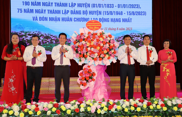 Bộ trưởng Tài nguyên và Môi trường Đặng Quốc Khánh tặng hoa chúc mừng huyện Vị Xuyên. Bộ trưởng Tài nguyên và Môi trường Đặng Quốc Khánh tặng hoa chúc mừng huyện Vị Xuyên.