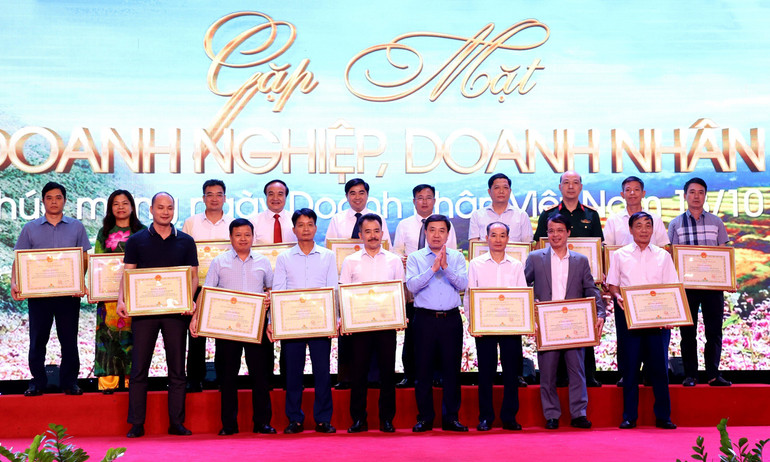 Lãnh đạo tỉnh Hà Giang tặng Bằng khen cho các doanh nghiệp, doanh nhân tiêu biểu.