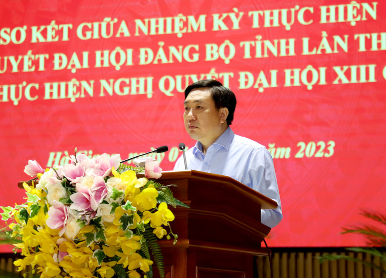 Đồng chí Nguyễn Mạnh Dũng, Quyền Bí thư Tỉnh ủy Hà Giang phát biểu tại hội nghị.