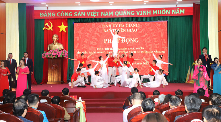 Văn nghệ chào mừng tại lễ phát động cuộc thi. Văn nghệ chào mừng tại lễ phát động cuộc thi.