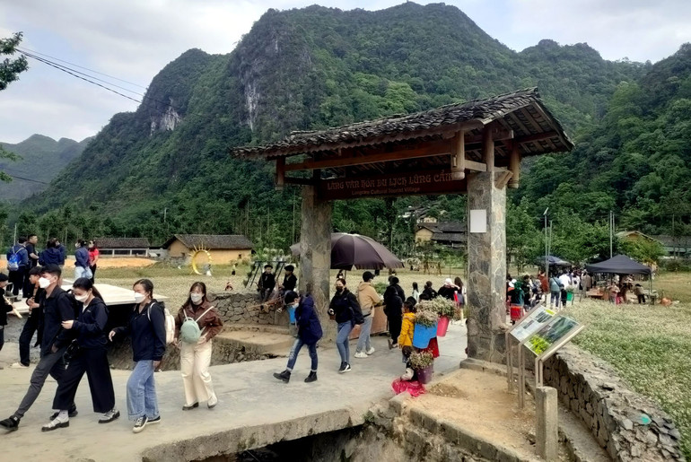 Làng văn hóa du lịch Lũng Cẩm, xã Sủng Là, huyện Đồng Văn (Hà Giang) đón hàng trăm nghìn du khách đến thăm trong 5 ngày nghỉ lễ.