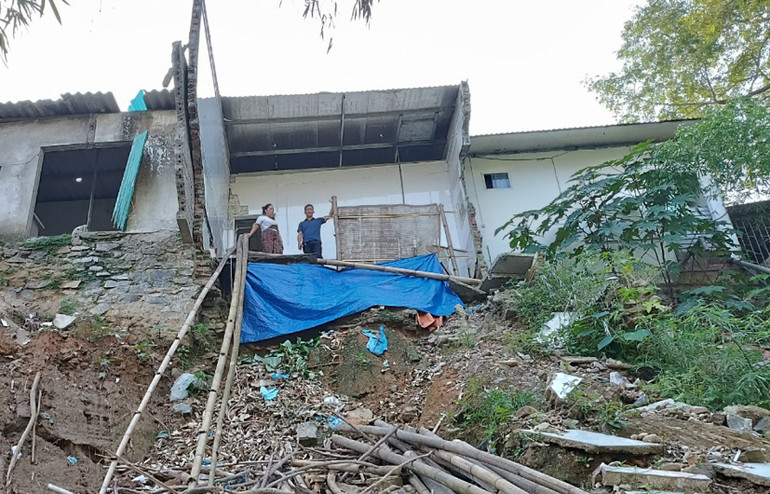 Gia đình chị Nguyễn Thanh Mai bị sạt lở nhà bếp và công trình phụ. Gia đình chị Nguyễn Thanh Mai bị sạt lở nhà bếp và công trình phụ.