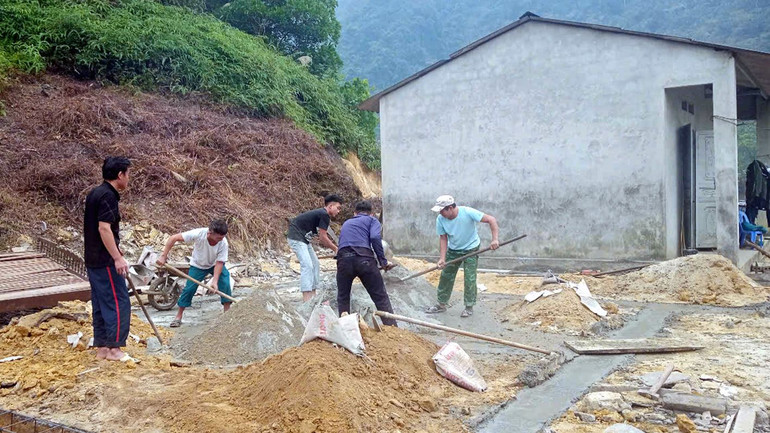 Xã Ngọc Linh, huyện Vị Xuyên huy động người dân hỗ trợ gia đình ông Vàng Văn Sơn, thôn Nậm Thanh xóa nhà tạm.