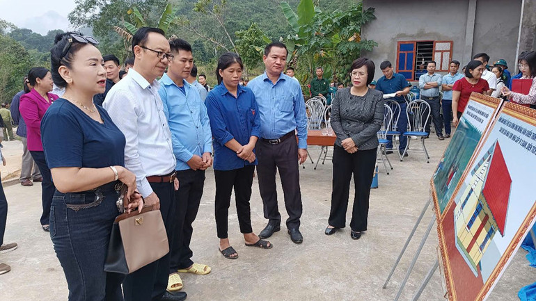 Trong quá trình triển khai, chương trình xóa nhà tạm được sự quan tâm chỉ đạo, lãnh đạo sát sao của các đồng chí lãnh đạo tỉnh Hà Giang. Trong ảnh: Đồng chí Thào Hồng Sơn, Phó Bí thư Thường trực Tỉnh ủy, Chủ tịch Hội đồng nhân dân tỉnh dự lễ khởi công, xem mô hình thiết kế nhà mới gia đình anh Mùng Văn Chiến, thôn Nà Qua, xã Ngọc Linh, huyện Vị Xuyên.