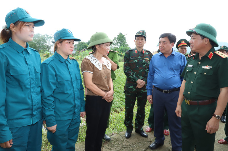 Thượng tướng Trịnh Văn Quyết thăm hỏi người dân xã Đồng Yên, huyện Bắc Quang.