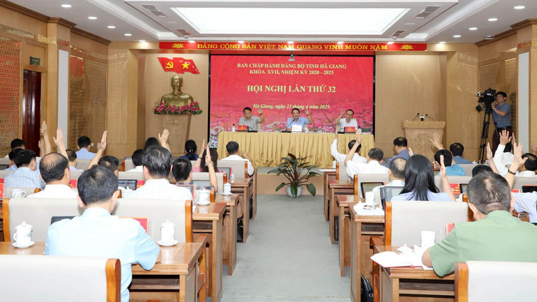 Các đại biểu thông qua đề án về sắp xếp các đơn vị hành chính các cấp.