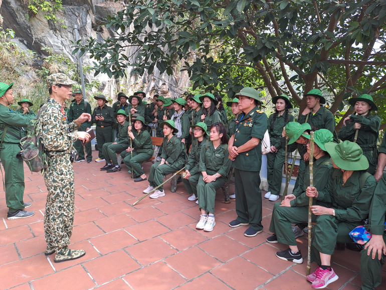 Du khách được nghe tóm tắt câu chuyện lịch sử trong cuộc chiến đấu bảo vệ Tổ quốc ở biên giới phía Bắc.