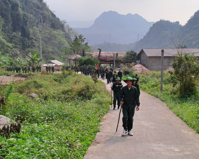 Hành quân đến những địa danh lịch sử trong cuộc chiến đấu bảo vệ biên giới phía Bắc tại huyện Vị Xuyên.