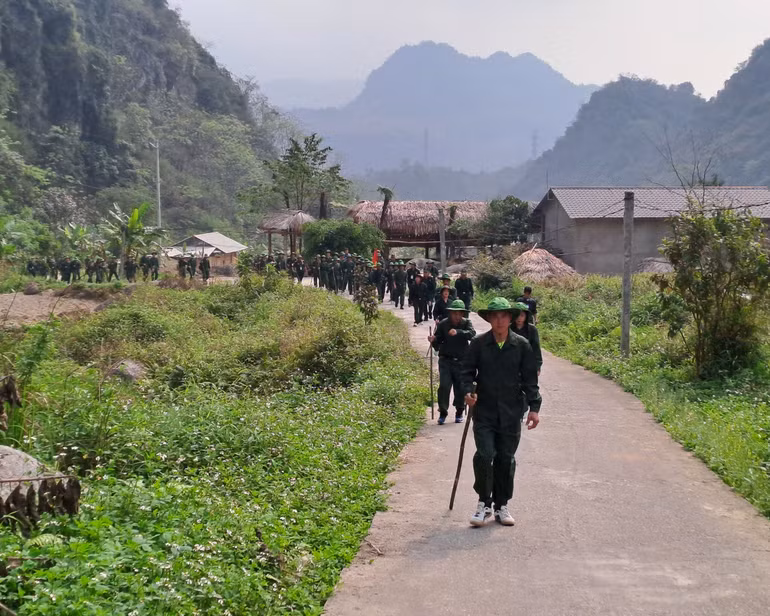 Hành quân đến những địa danh lịch sử trong cuộc chiến đấu bảo vệ biên giới phía Bắc tại huyện Vị Xuyên. Hành quân đến những địa danh lịch sử trong cuộc chiến đấu bảo vệ biên giới phía Bắc tại huyện Vị Xuyên.