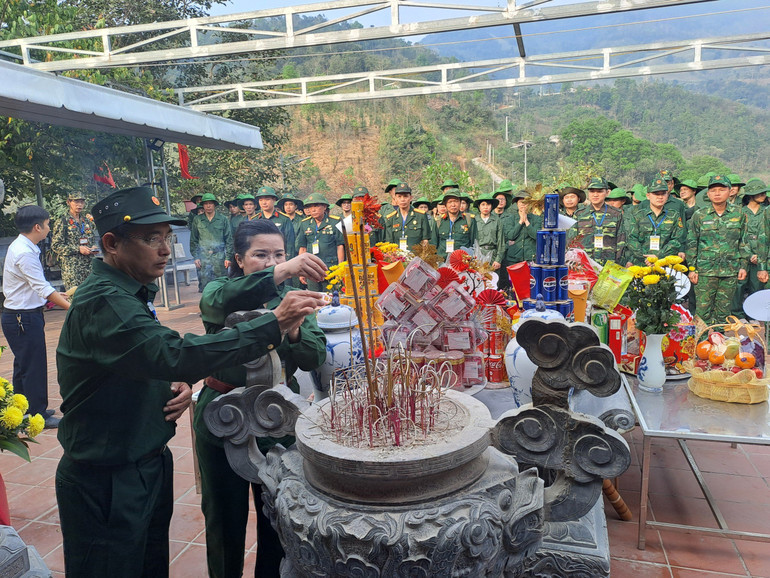 Du khách thắp hương, tưởng niệm các Anh hùng liệt sĩ tại điểm cao 468, xã Thanh Thủy, huyện Vị Xuyên.