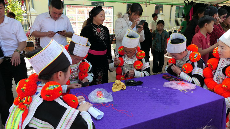 Hội thi thêu trang phục của người Dao đỏ, xã Đường Hồng, huyện Bắc Mê.